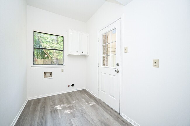 Foto del edificio - 31 Silent Brook Pl