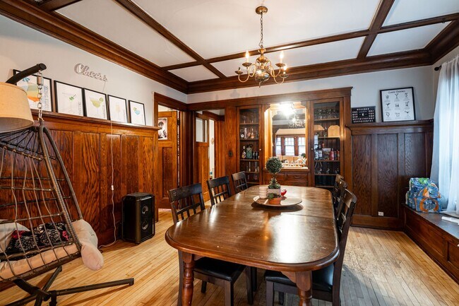 Building Photo - Oakland Lower 1/2 block to UWM