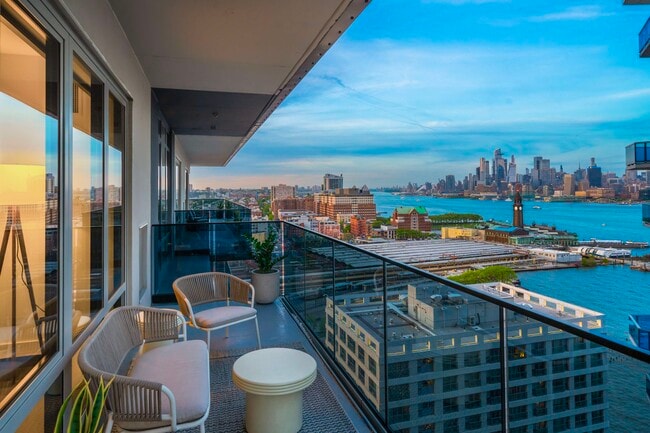 Disfrute de apartamentos con balcones que ofrecen impresionantes vistas. - Newport Rentals