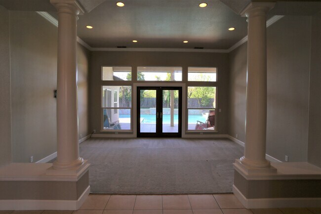 Foto del edificio - 320 Hartley Dr