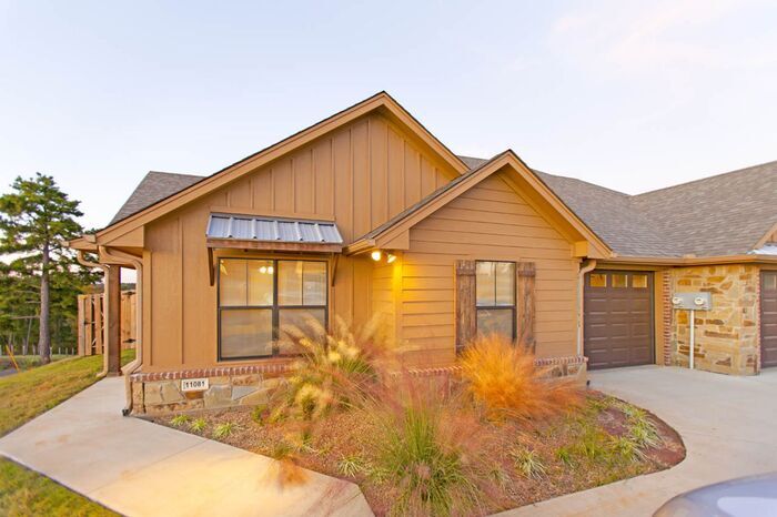 Primary Photo - Stunning 3 bed, 2 bath, 1 car garage locat...
