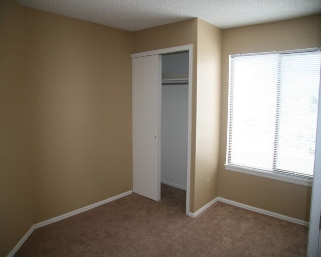 Foto del edificio - Charming 2 Bedroom Second Story Condo with easy access to everything!