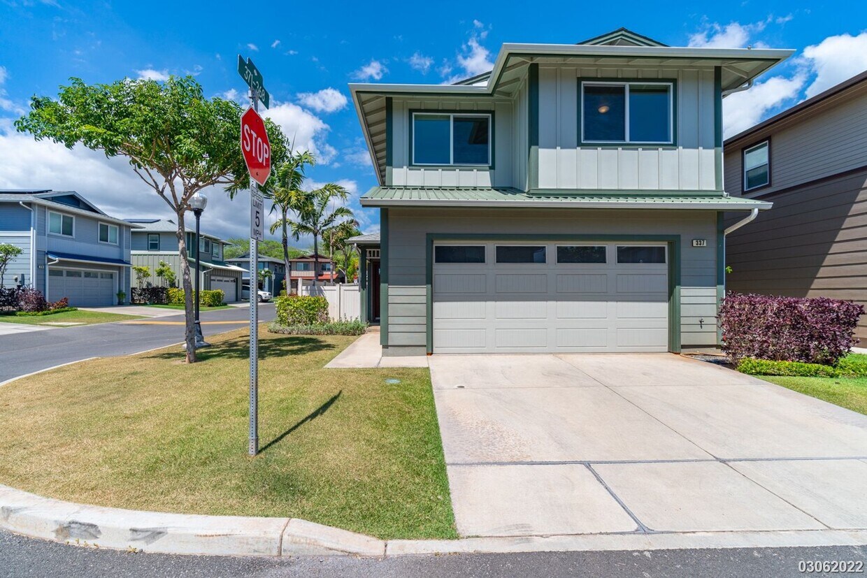 Primary Photo - 3BR 2.5BA House w/CENTRAL AC & EXTRA PARKI...