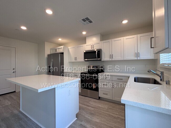 Foto del edificio - Amoruso Ranch Roseville: Brand new Solar DR Horton 4 Bedroom 2.5 Bath, Open Floor Plan,