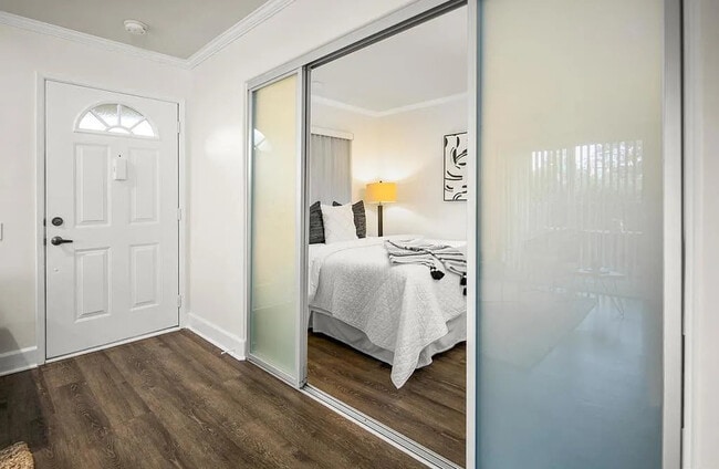 Foto del edificio - Charming 1-Bed La Jolla Retreat with Utilities Included, In-Unit Laundry & Carport