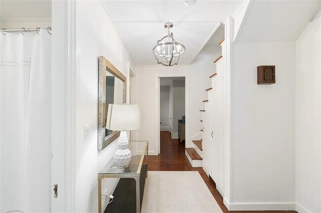 Foto del edificio - 77 Coggeshall Ave