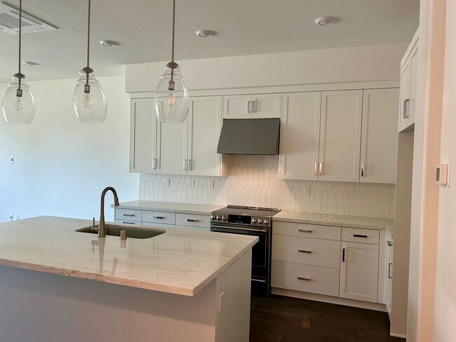 Foto del edificio - Brand new townhouse, 3 bed / 3 bath, 2 car...