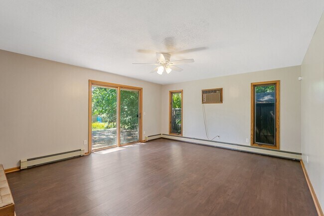 Building Photo - 2105 River Hills Dr