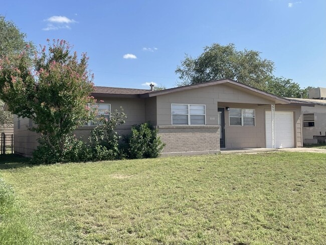 Building Photo - Newly renovated 3/1 with fenced back yard ...