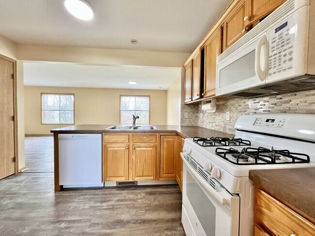 Foto del edificio - 2103-2105 Kinnrow Ave NW