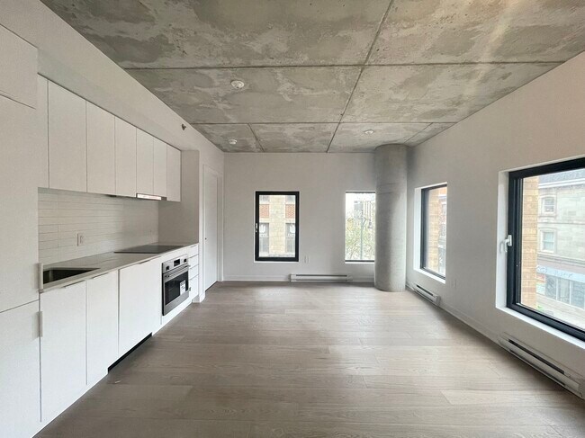 Building Photo - 201 St Sainte-Catherine E