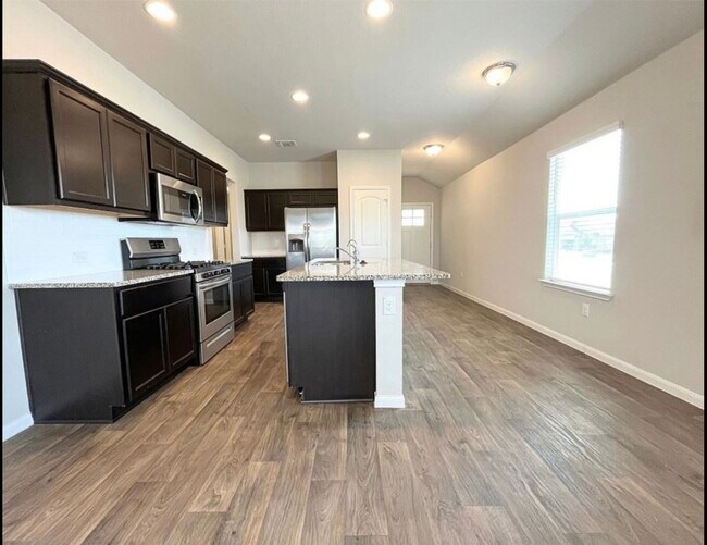 Foto del edificio - 13900 Heywood Dr