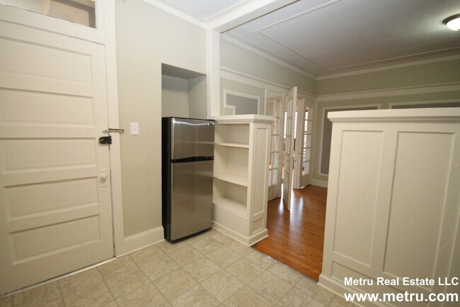 Building Photo - 807 W Cornelia Ave