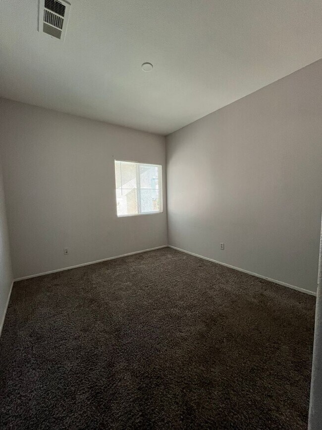 Building Photo - Spacious 4-Bedroom Home Available!