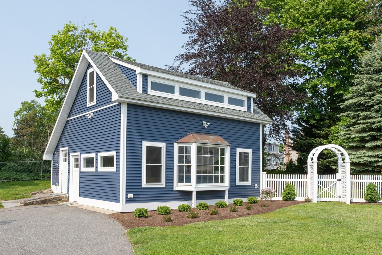 Primary Photo - 9 Middle Beach Rd