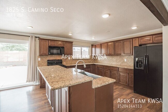 Building Photo - $1785- 3 Bed | 2 Bath Home with Private & ...