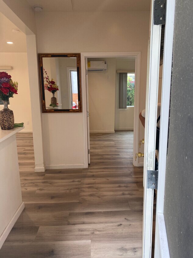 Foto principal - 7412 Balboa Blvd