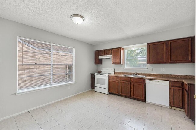 Building Photo - 8915 Kindlewood Dr