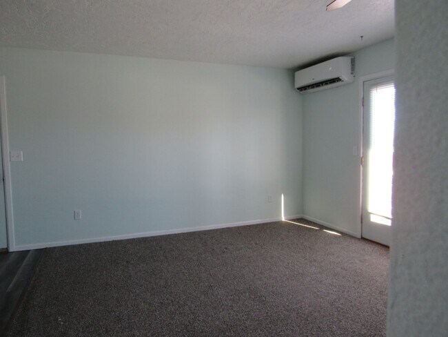 Foto del edificio - Light and bright! 2 Bedroom, Westside Condo.