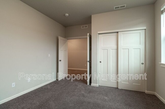 Building Photo - 3827 S Kennedy Dr