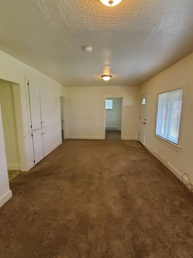 Building Photo - 3 Bedroom Home