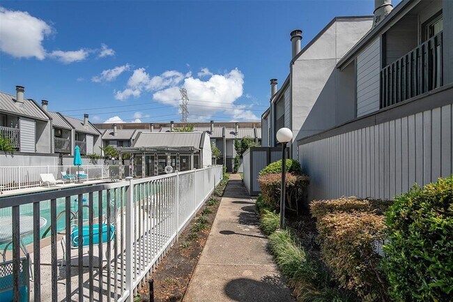 Building Photo - 5014 Glenmont Dr