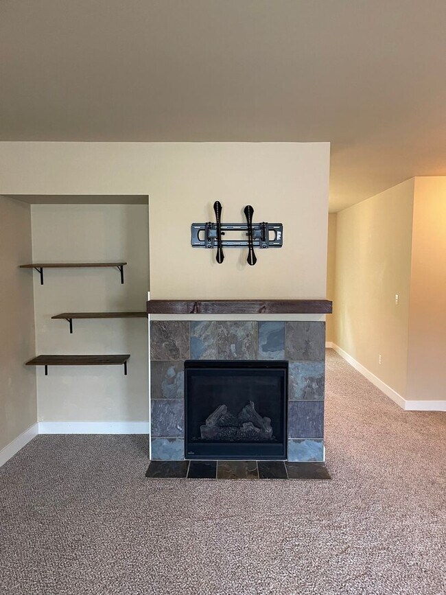 Building Photo - Beautiful 4 Bedroom in a small and exclusive neighborhood