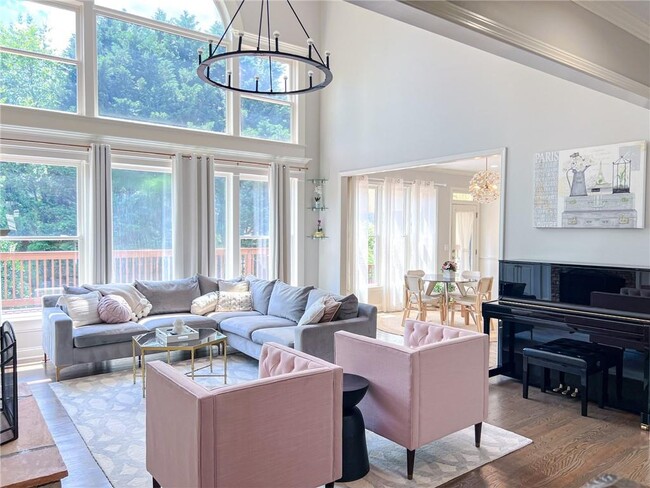 Building Photo - 700 Vinca Ct