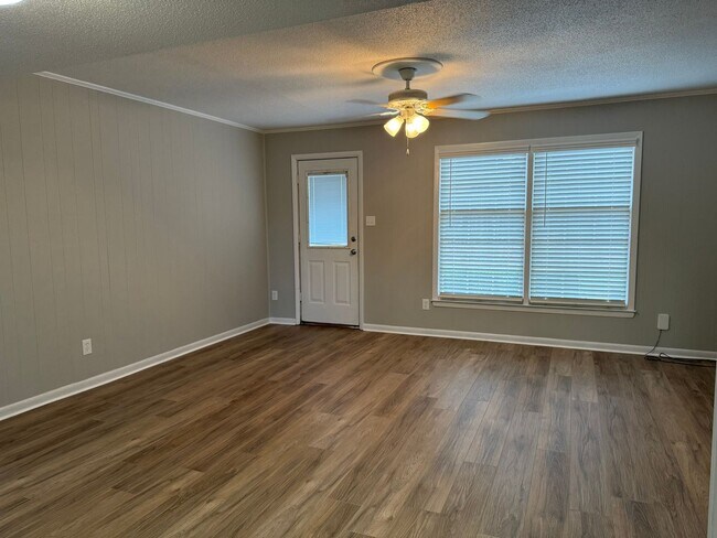 Foto del edificio - Beautiful 2 Bedroom 1.5 Bath townhome Clos...