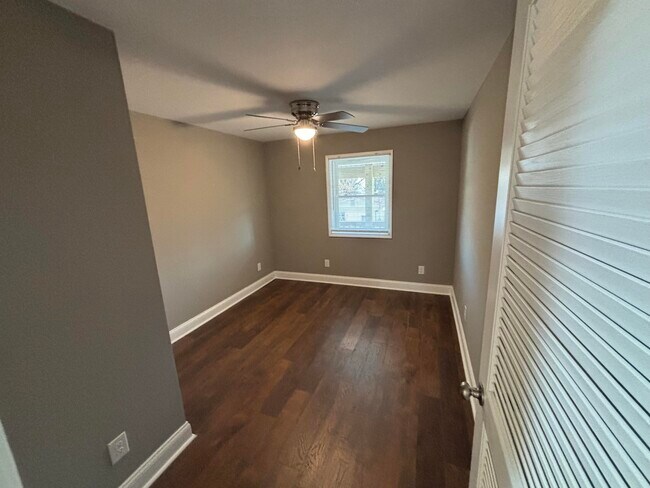 Building Photo - 402 Gunn St