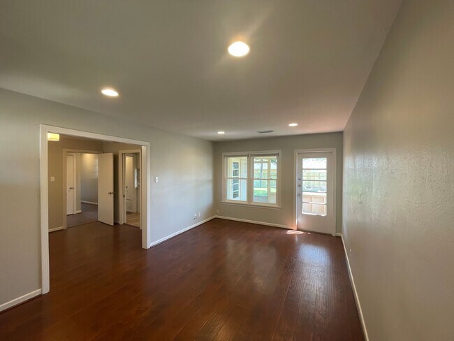 Foto del edificio - Beautiful 2 Bed / 1 Bath Home – Prime Location