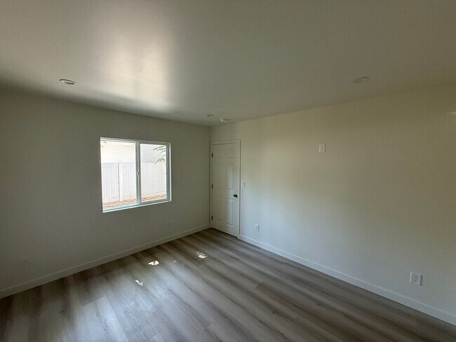 Foto del edificio - 7725 Owensmouth Ave