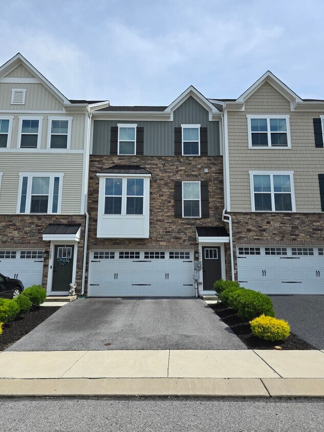 Foto principal - 1066 Rosecroft Ln