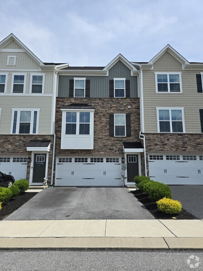 Building Photo - 1066 Rosecroft Ln