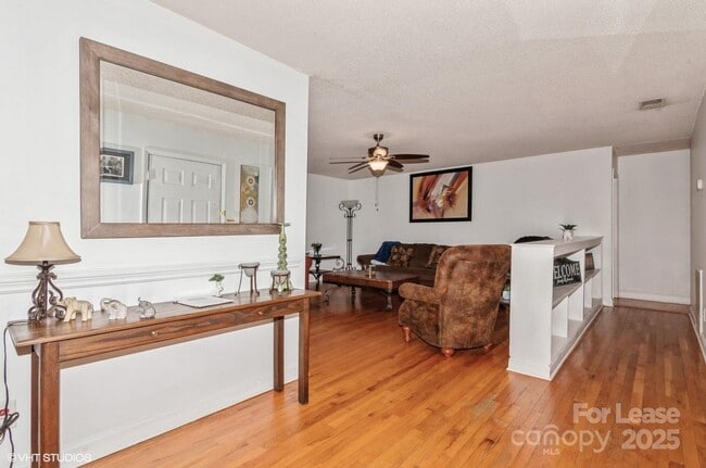 Building Photo - 9938 Sandra Ln