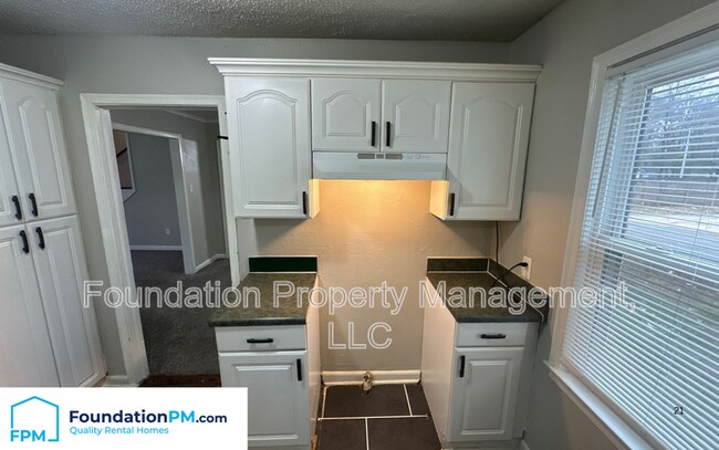 Building Photo - 984 E Raines Rd