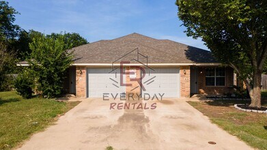 Building Photo - 1404 Chips Dr
