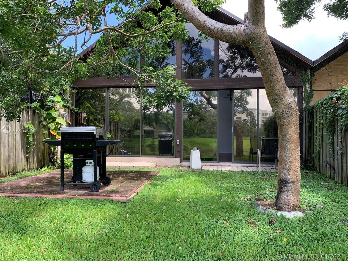 Primary Photo - 427 N University Dr 2-13 Plantation Fl 33324