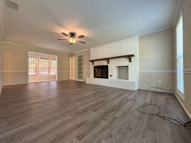 Building Photo - Pretty on Pine Valley