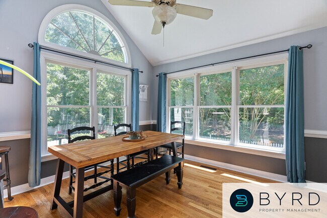 Foto del edificio - 5501 Silver Birch Ln