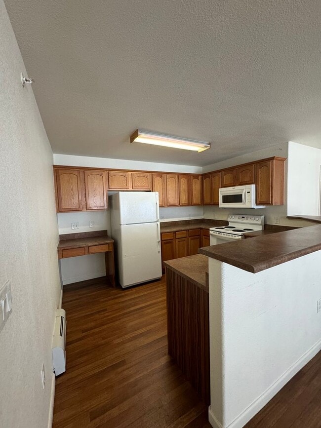 Building Photo - 560 River View Dr