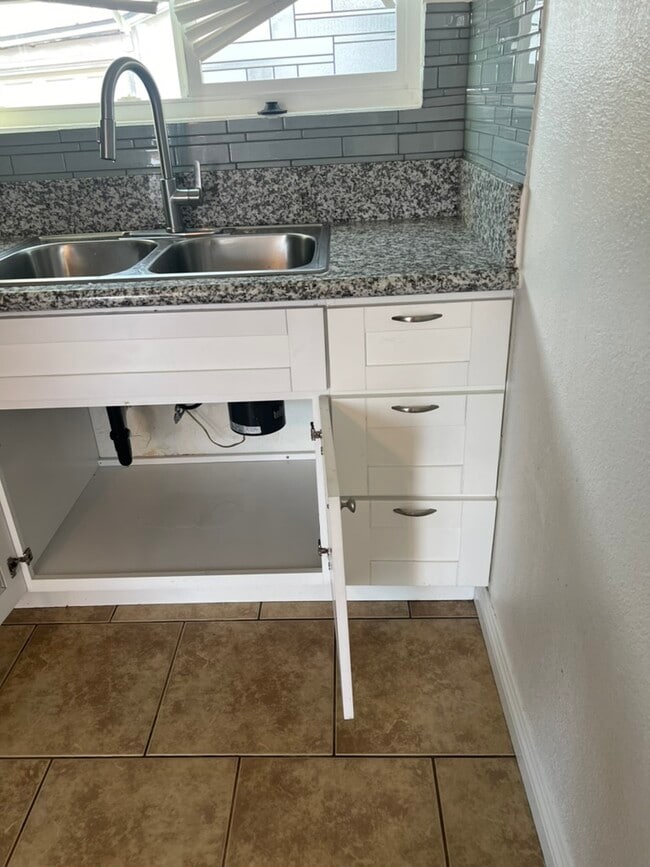 Foto del edificio - 3041 1/2 franklin