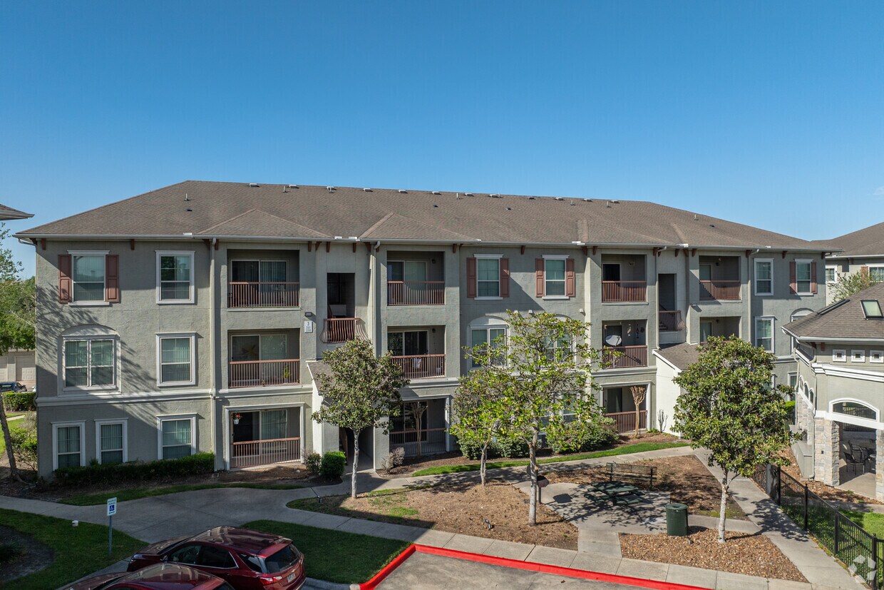 Sorrento at Tuscan Lakes Apartments in League City, TX