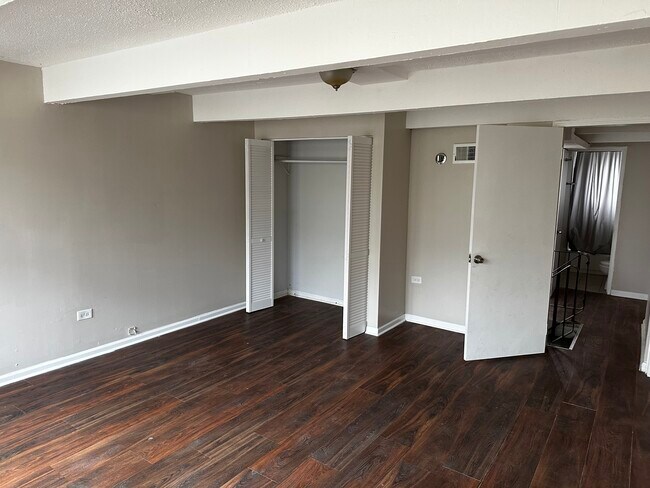 Dormitorio principal con vistas al oeste - 4816 S Drexel Blvd