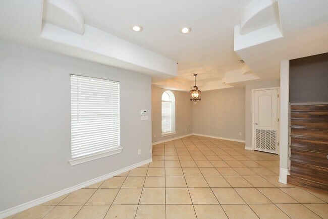 Building Photo - 1000 Ranchway Dr