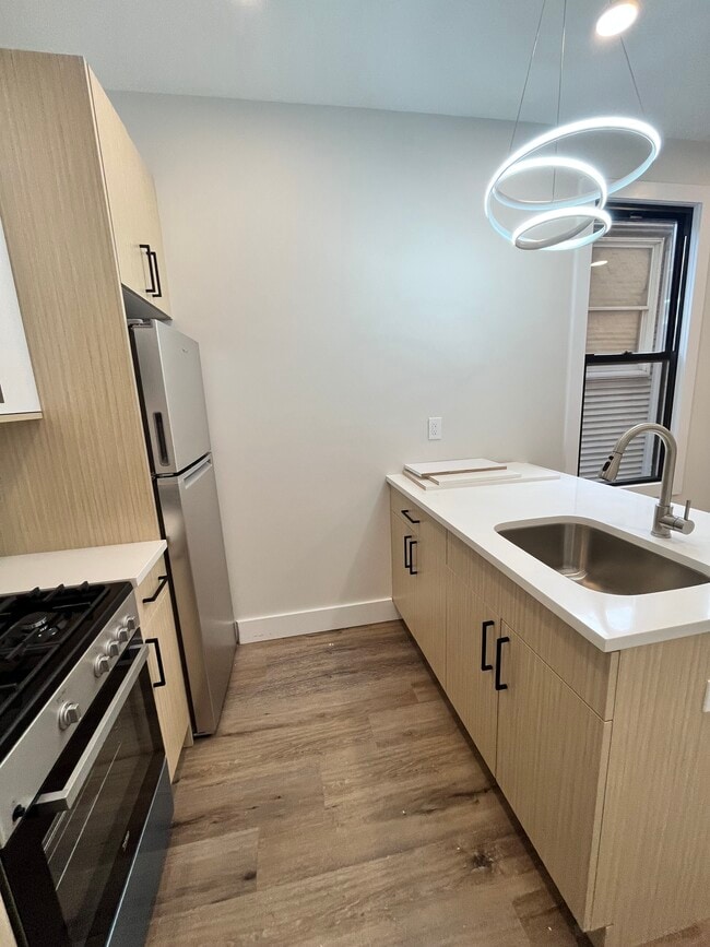 128 Bayview Ave 3R - 126 Bayview Ave