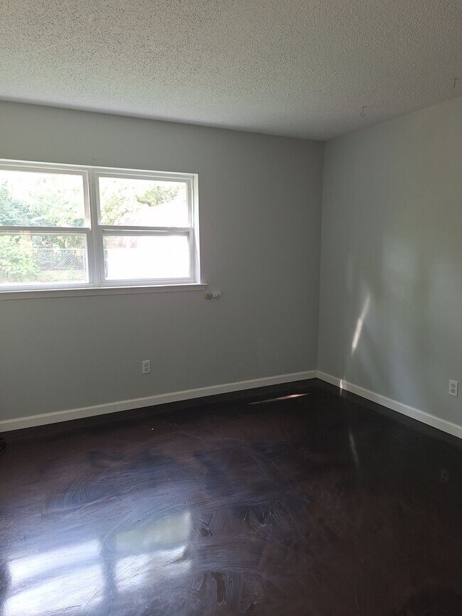 Foto del edificio - 4 bedroom 2 bathroom House