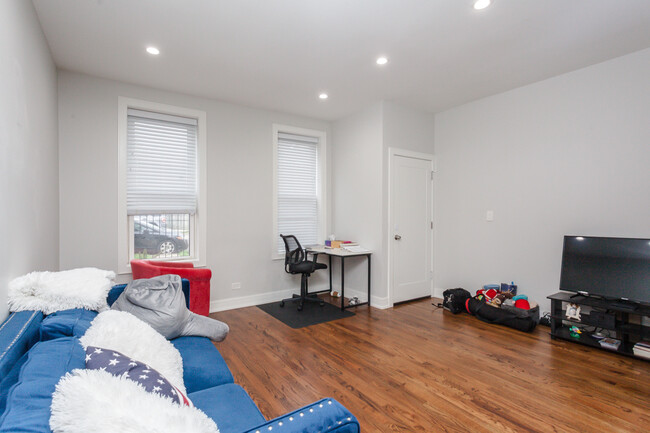 Foto del edificio - 2045 N Wolcott Ave