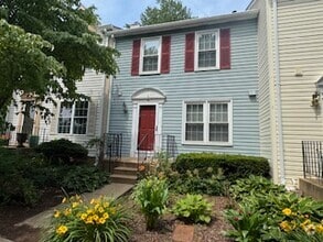 Building Photo - 718 Pine Tree Ct