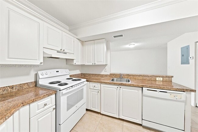 Building Photo - 9735 Fontainebleau Blvd